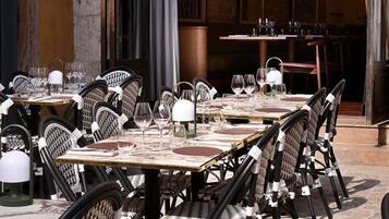 2 restaurants servant le déjeuner et le dîner