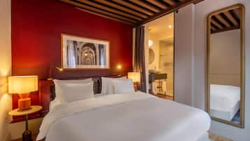 Ropa de cama de alta calidad, cubrecamas y minibar