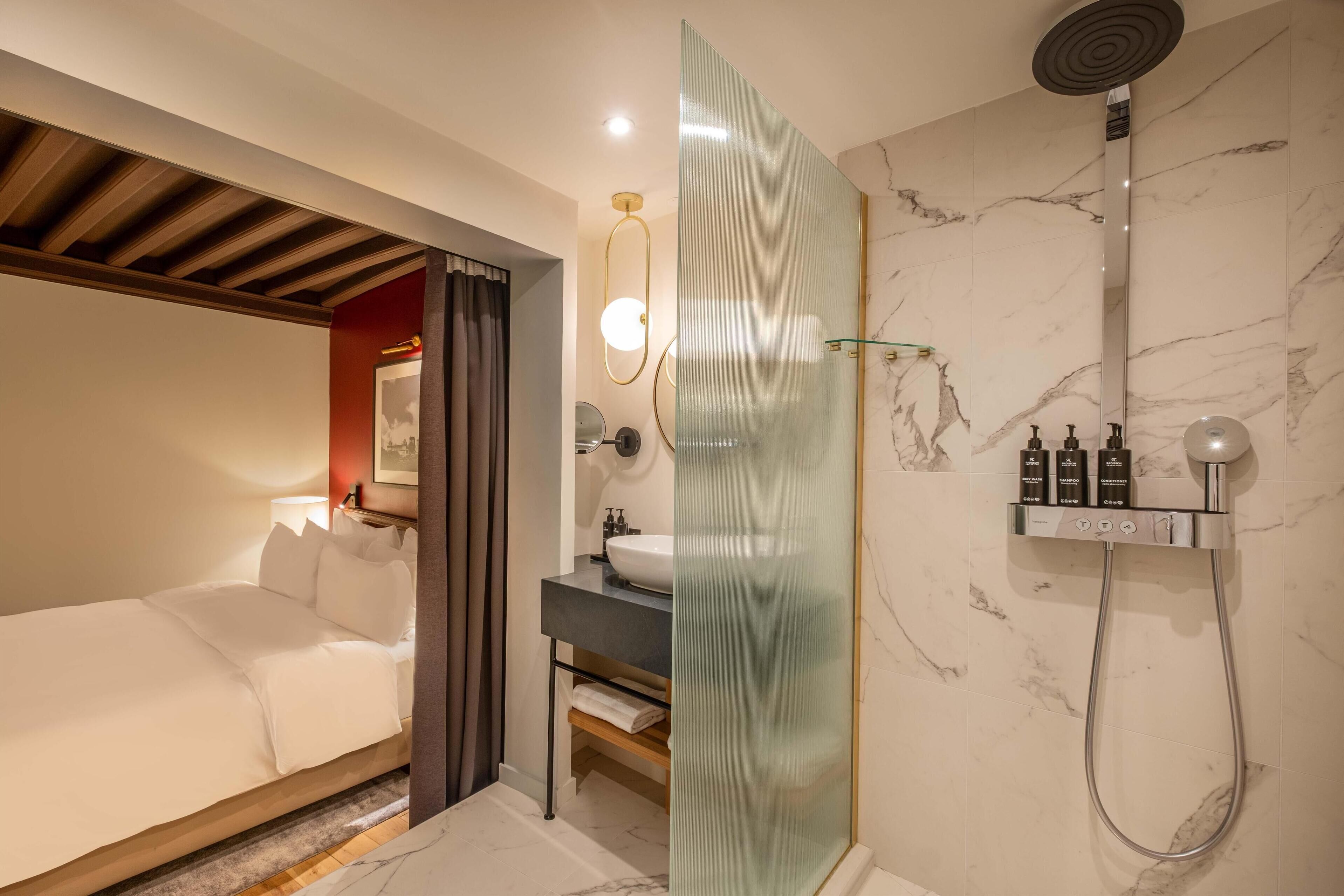 Superior-Zimmer (Collection) | Badezimmer | Duschwanne, kostenlose Toilettenartikel, Haartrockner, Bademäntel