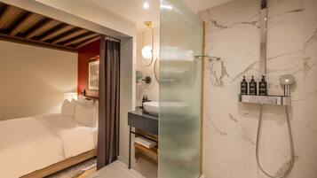 Superior-Zimmer (Collection) | Badezimmer | Duschwanne, kostenlose Toilettenartikel, Haartrockner, Bademäntel