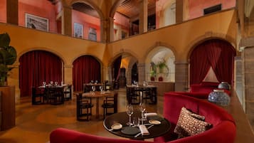2 Restaurants; Mittagessen und Abendessen werden serviert