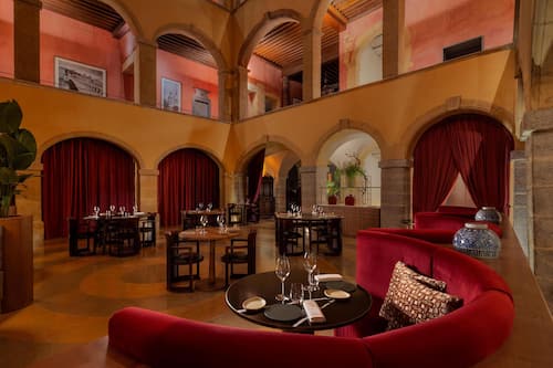 2 restaurants; lunch and dinner served