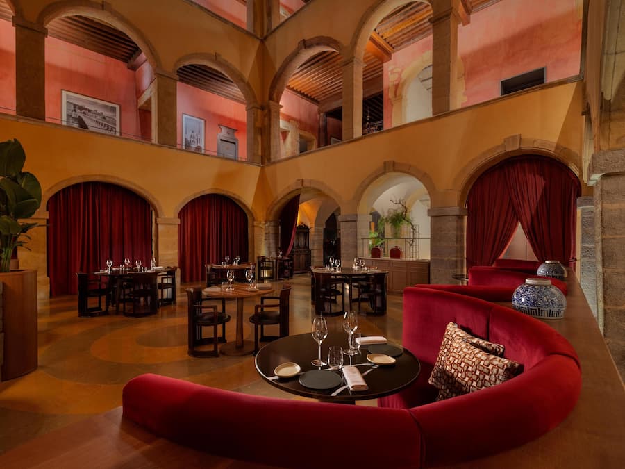 2 restaurants servant le déjeuner et le dîner