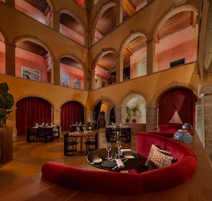 2 restaurants; lunch and dinner served 