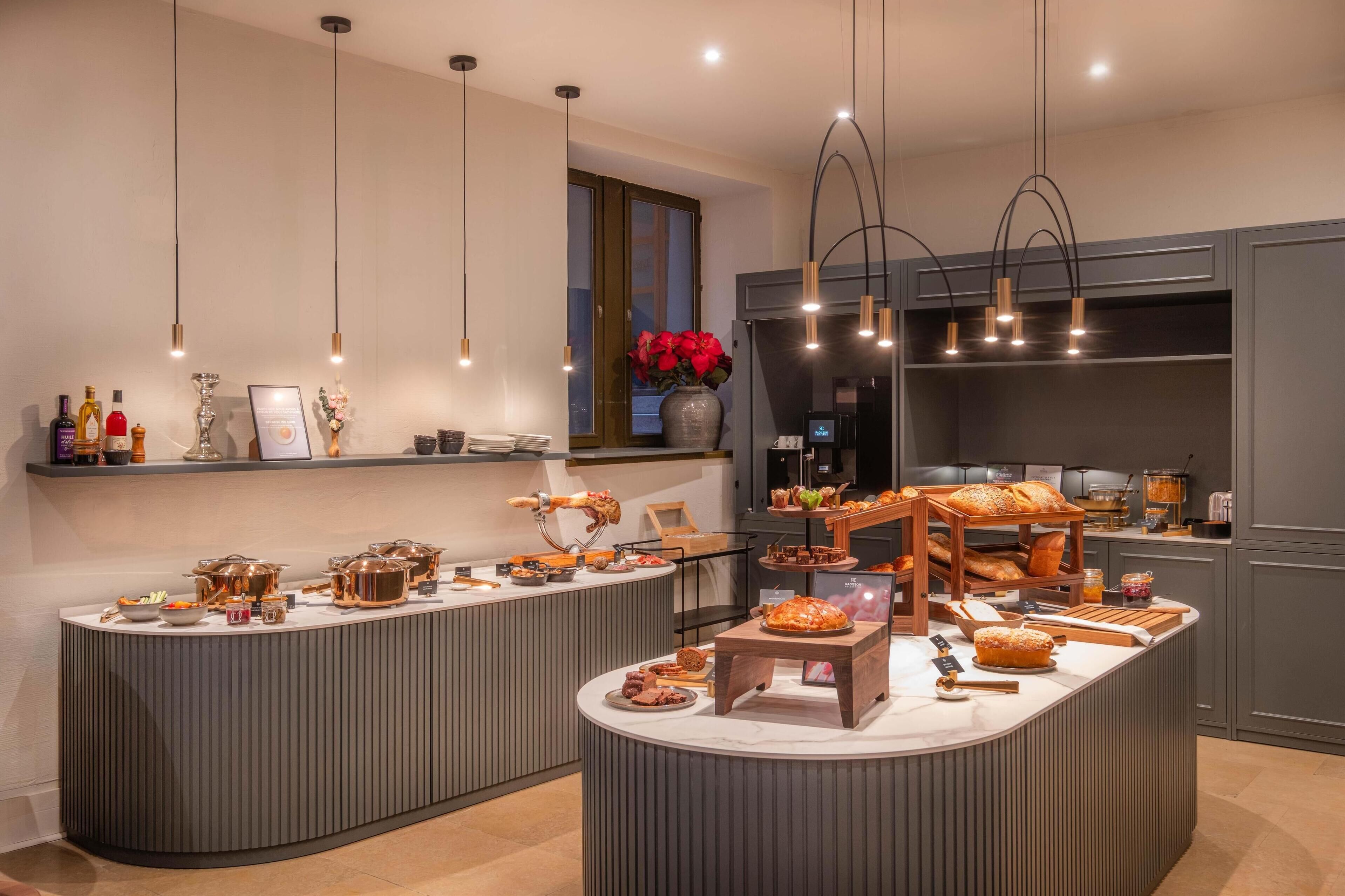 Petit déjeuner buffet servi tous les jours en supplément