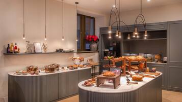 Se ofrece un desayuno bufé todos los días (38 EUR por persona)