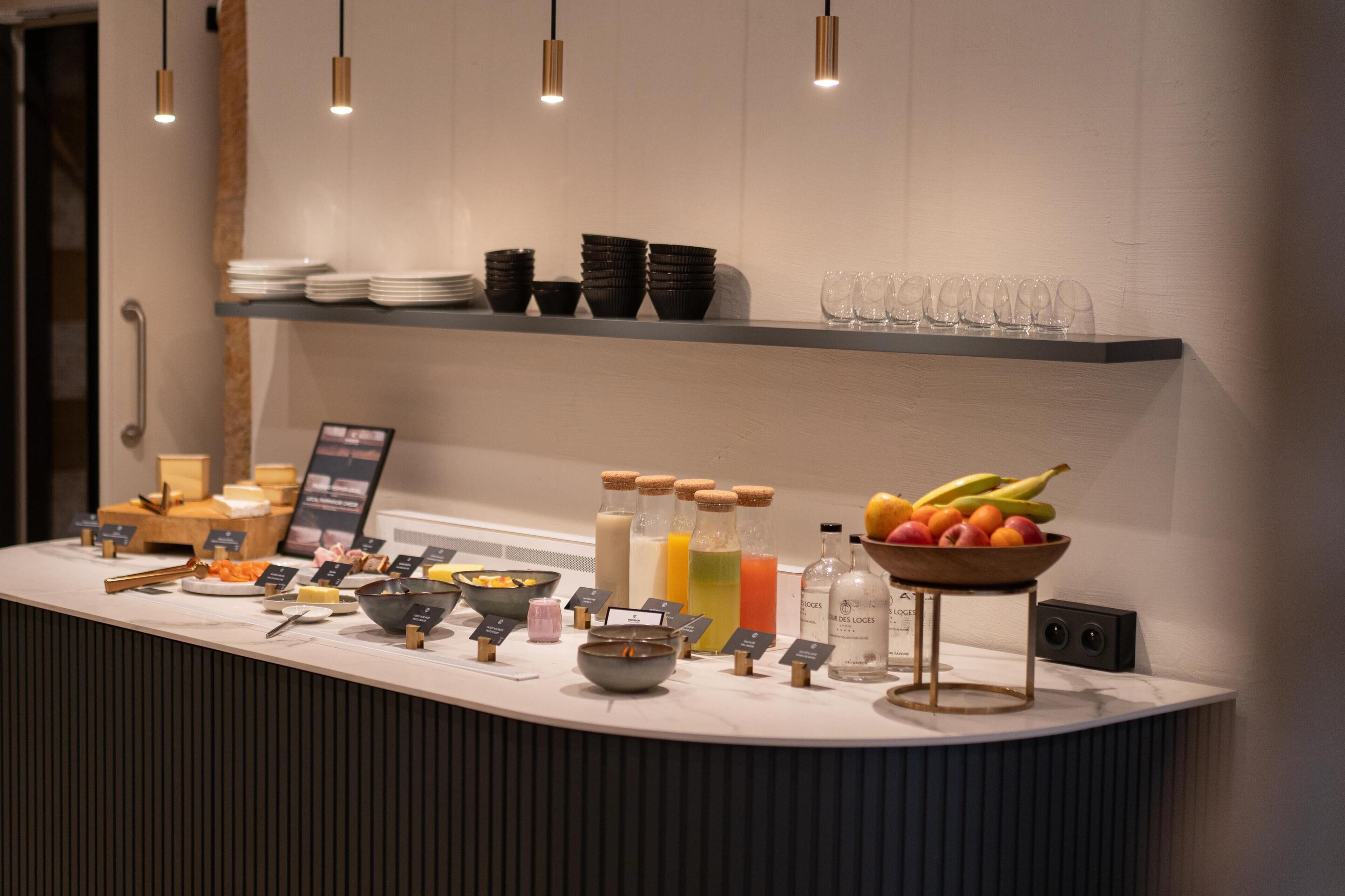 Una barra de desayuno con diversos alimentos, bebidas y utensilios.