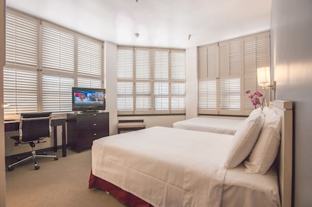 Chambre Double Deluxe | Coffres-forts dans les chambres, bureau, fer et planche Ă repasser