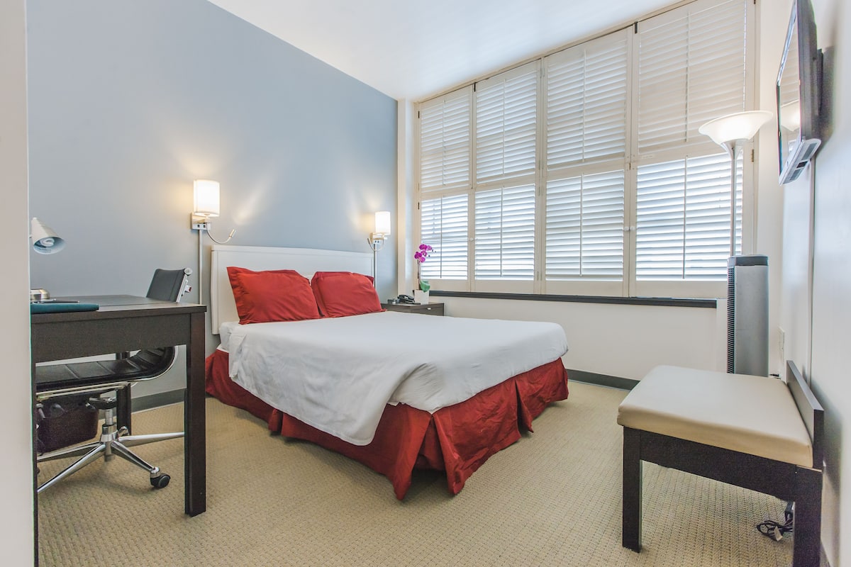 Deluxe Room, 1 Queen Bed | In-room safe, desk, iron/ironing board, free WiFi