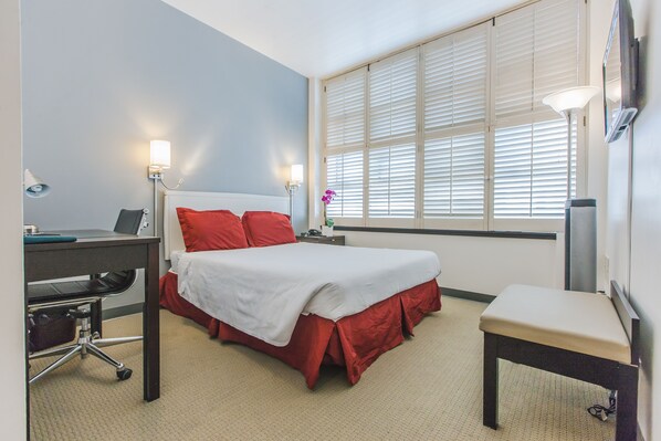 Habitación Deluxe, 1 cama Queen size | Caja de seguridad en la habitación y escritorio 