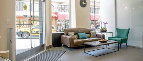 Coin salon dans le hall