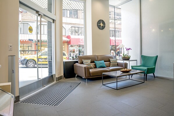 Lobby sitting area - Grant Plaza Hotel (San Francisco)