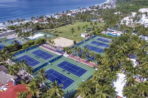 Tennis court - Gran Festivall Resort (Manzanillo)