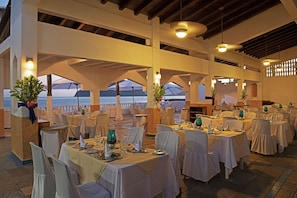 4 restaurants, breakfast, lunch, dinner served; seafood