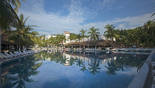 Una piscina al aire libre