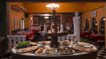 4 restaurants servant le petit déjeuner, le déjeuner et le dîner