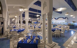 4 restaurants, breakfast, lunch, dinner served; seafood - Gran Festivall Resort (Manzanillo)