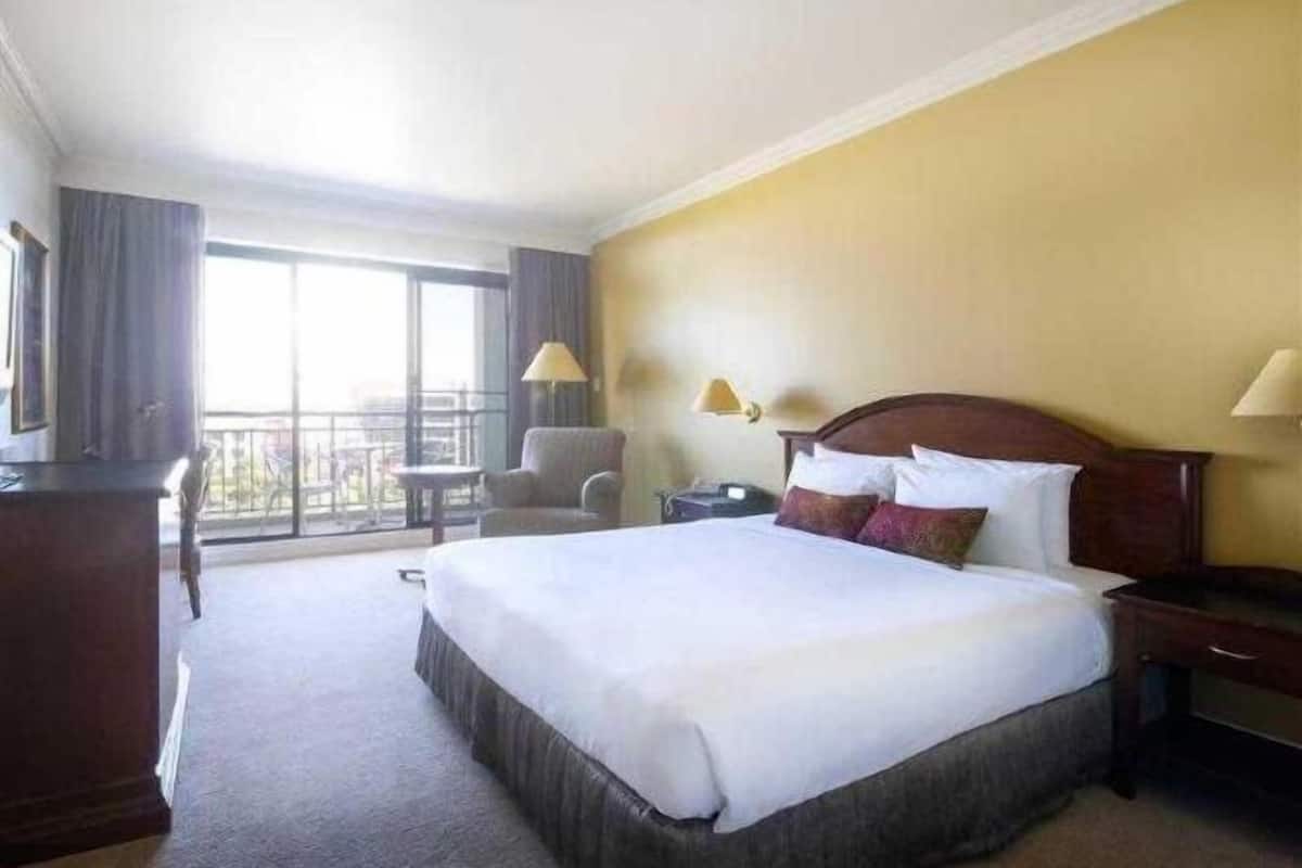 Minibar, in-room safe, desk, iron/ironing board