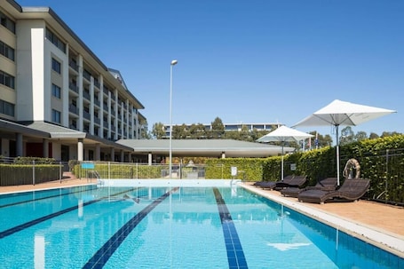 Outdoor pool, pool loungers. Visy Dior Hotel
