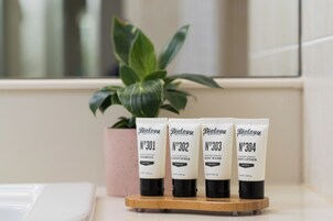 Ducha, artículos de higiene personal gratuitos y secador de pelo