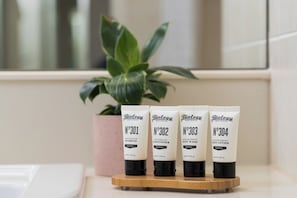 Shower, free toiletries, hair dryer, towels - Visy Dior Hotel (Norwest)