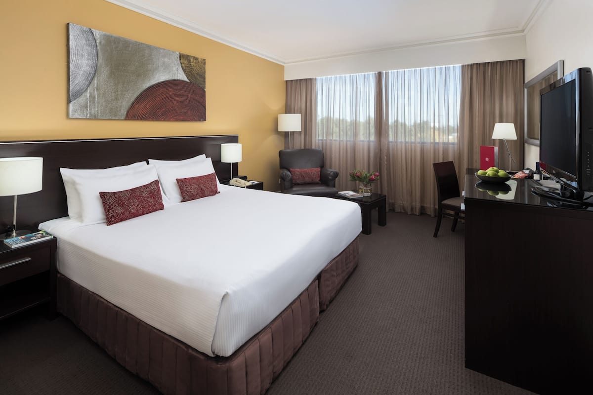 Minibar, in-room safe, desk, iron/ironing board