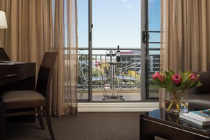 Habitación superior, 1 cama de matrimonio grande, balcón | Minibar, caja fuerte, escritorio y tabla de planchar con plancha