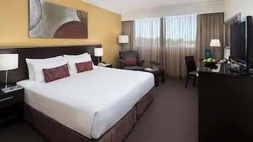 Bar mini, peti besi dalam bilik, meja, seterika/papan seterika