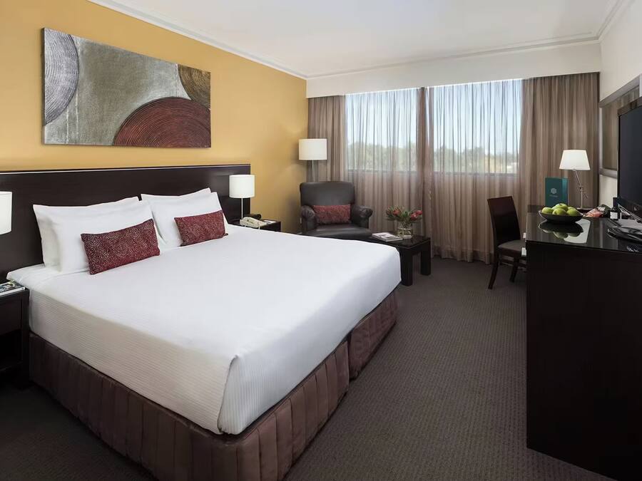 Minibar, in-room safe, desk, iron/ironing board