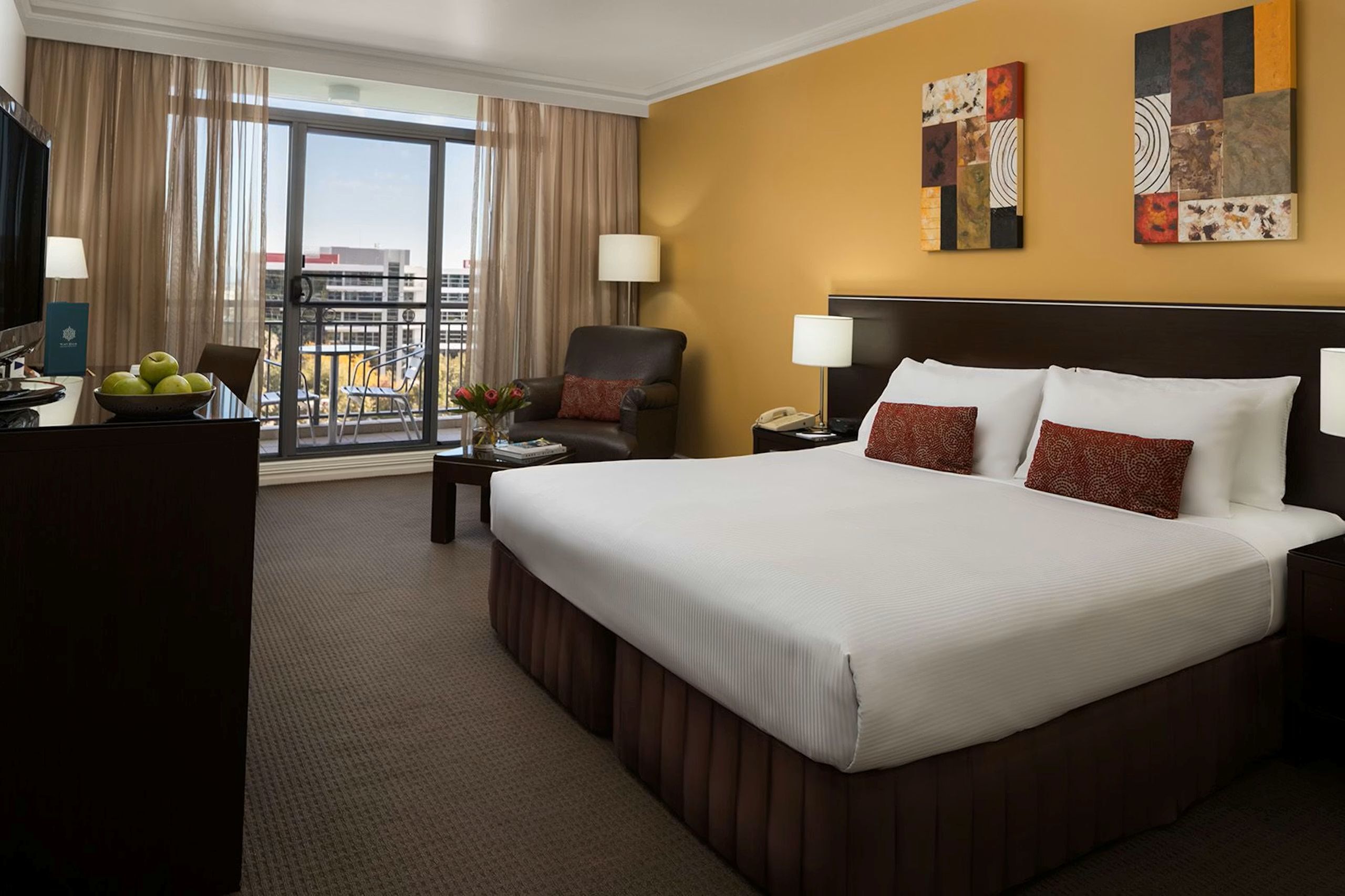 Habitación superior, 1 cama King size, balcón | Minibar, caja de seguridad en la habitación y escritorio 