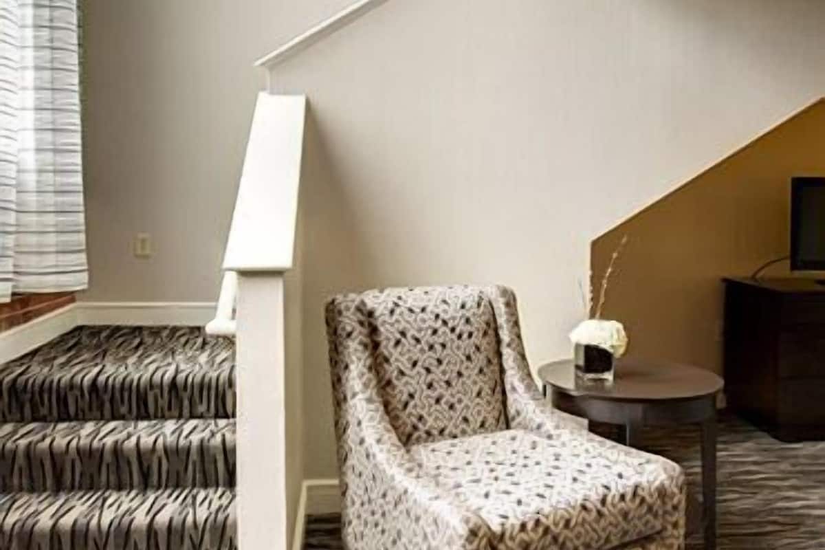 loft, 1 bedroom | living area | flat-screen tv, ipod dock