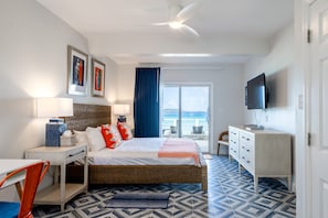 Quarto, 1 cama King, sacada, de frente para a praia | Cofres nos quartos, individualmente decorados