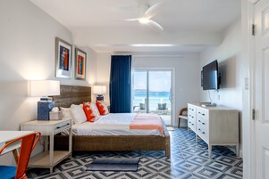 Quarto, 1 cama King, sacada, de frente para a praia | Cofres nos quartos, cortinas blackout, ferros/tábuas de passar roupa