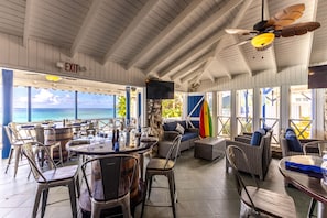 Quầy bar trên bãi biển