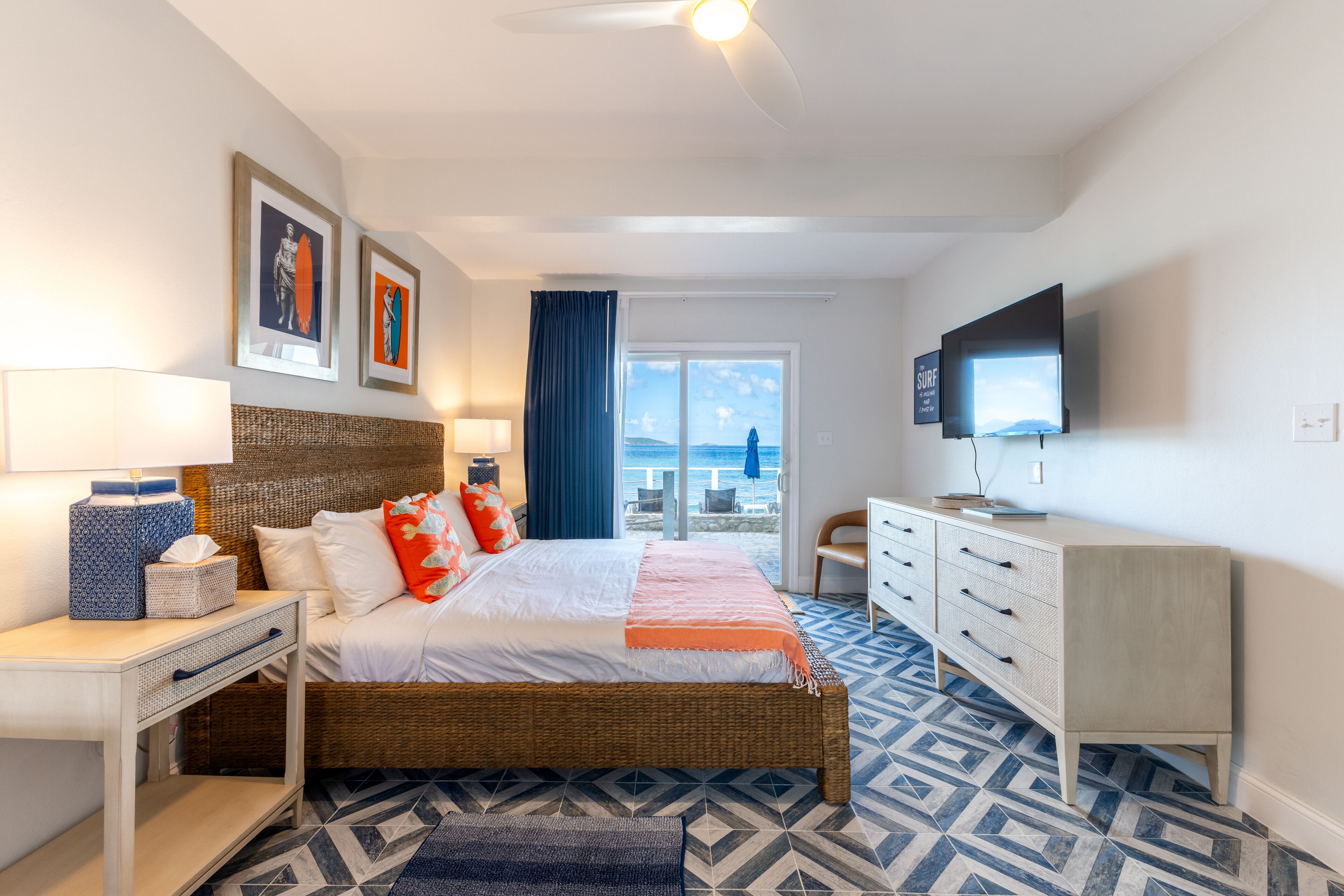 Kamer, 1 kingsize bed, balkon, aan het strand | Een kluis op de kamer, individueel gedecoreerd, individueel gemeubileerd