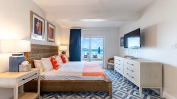 Kamer, 1 kingsize bed, balkon, aan het strand | Een kluis op de kamer, individueel gedecoreerd, individueel gemeubileerd