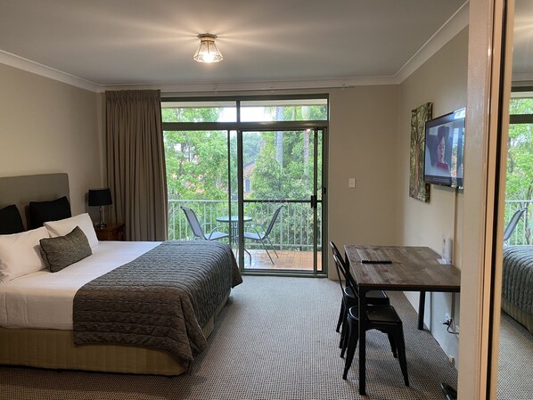 Executive Suite | Minibar, iron/ironing board, free WiFi, bed sheets - The Belmore Apartments Hotel (Wollongong)