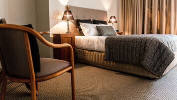 1 quarto, frigobar, escrivaninha, ferros/tábuas de passar roupa