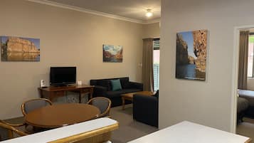Departamento, 2 habitaciones | Minibar, tabla de planchar con plancha, wifi gratis y ropa de cama