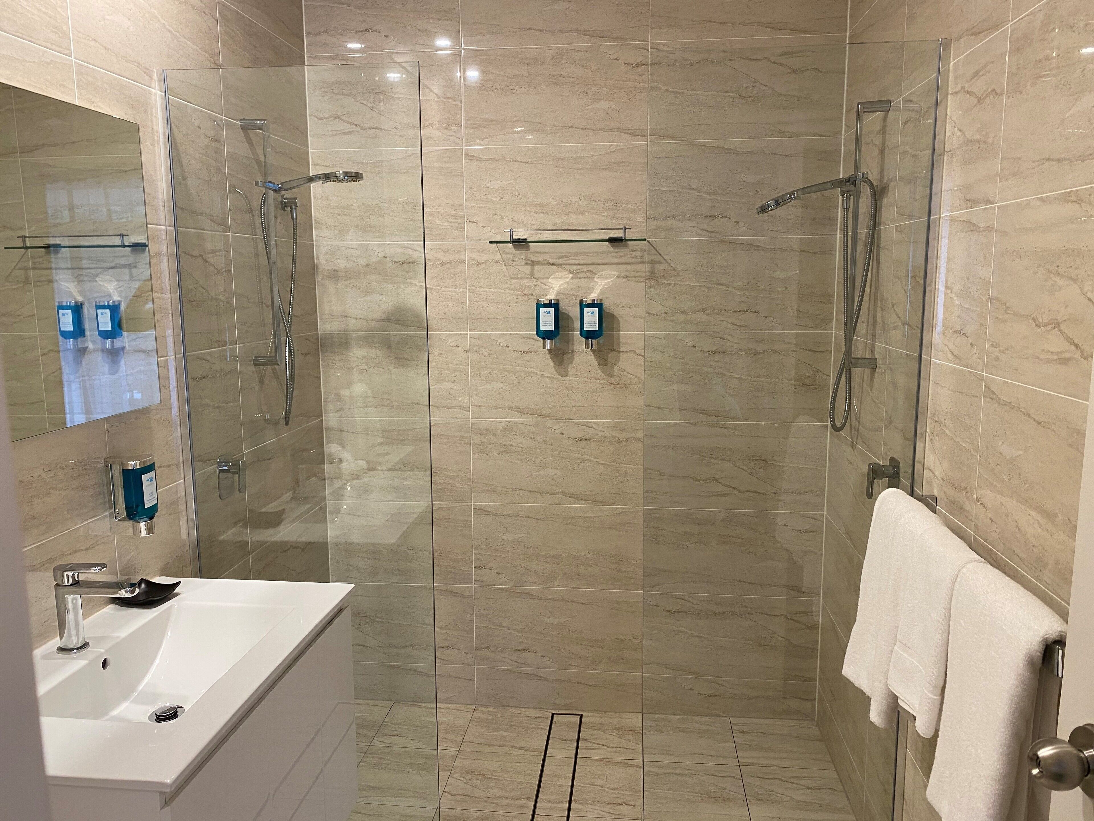 executive two bedroom | bathroom | combined shower/bathtub, free toiletries, hair dryer, slippers