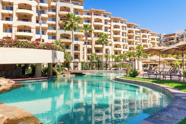 2 piscinas externas, guarda-sóis, espreguiçadeiras