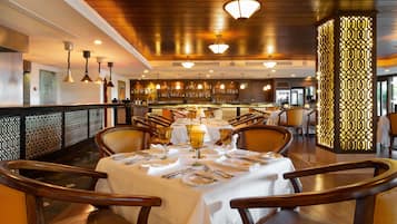 2 restaurantes, café da manhã, culinária internacional