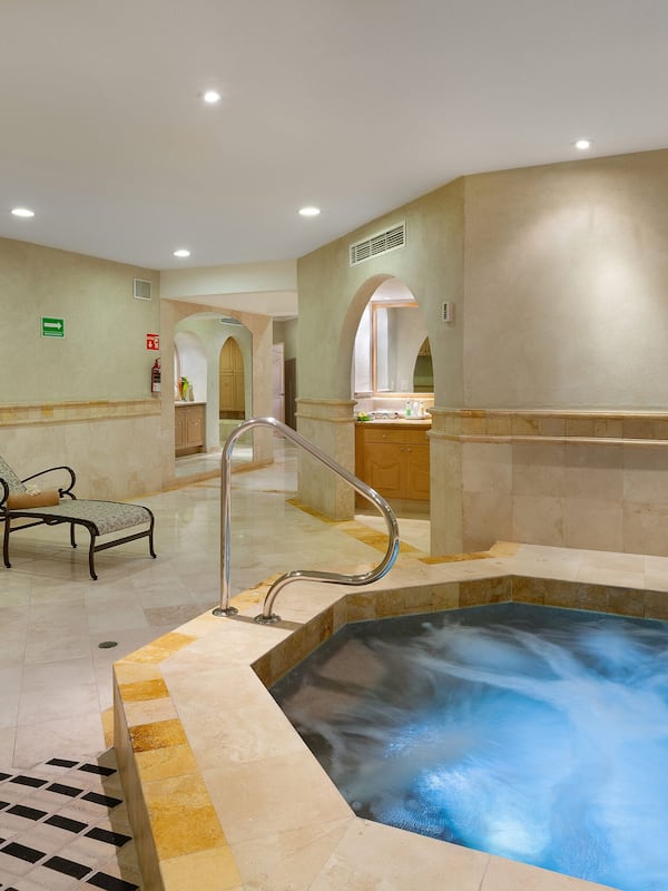 Couples treatment rooms, sauna, hot tub, steam room, hot springs