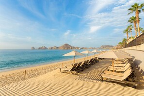 Plage, sable blanc, chaises longues, parasols