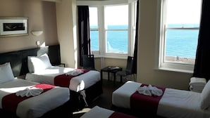 Desk, iron/ironing board (on request), WiFi (free), bed sheets - New Madeira (Brighton)