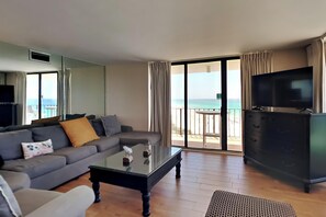 Condo, Plusieurs lits, balcon, vue sur lâocĂ©an (T2 801 - No Pets) | Aire de sĂ©jour | TĂ©lĂ©viseur de 27 po avec tĂ©lĂ©vision par cĂąble, lecteur de DVD