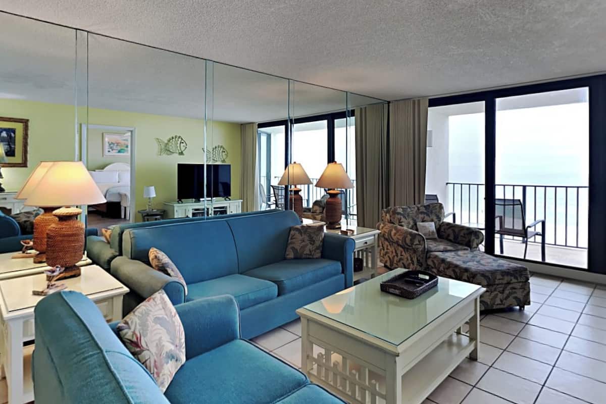 Appartamento, 2 camere da letto, balcone, vista oceano (T2 - 510 - No Pets Allowed) | Area soggiorno | TV 27 pollici con canali via cavo, lettore DVD