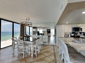 Condo, Plusieurs lits, balcon, vue sur lâocĂ©an (T2 1001 - No Pets) | Cuisine privĂ©e | RĂ©frigĂ©rateur grande capacitĂ© avec congĂ©lateur, four Ă micro-ondes