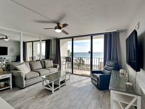 Condo, 1 très grand lit et 1 canapé-lit, balcon, vue sur l’océan (T3 206 - No Pets) | Aire de séjour | Téléviseur de 27 po avec télévision par câble, lecteur de DVD