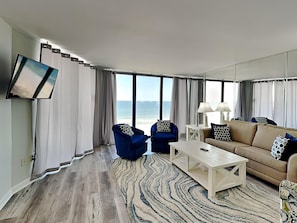 Apartment, Mehrere Betten, Balkon, Meerblick (T2 606 - No Pets Allowed) | Wohnbereich | 27-Zoll-Fernseher mit Kabelempfang, DVD-Player